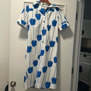 Have you ever seen such a beauty? This women’s dress is vintage 1960s